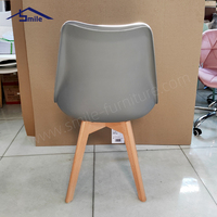 Chaise de salle à manger rembourrée confortable, chaise ergonomique à coque en plastique avec pieds en bois de hêtre pour hôtel, restaurant, banquet