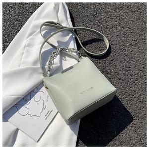 Sac à bandoulière tendance pour femme en PU imperméable avec fermeture éclair, poignée chaîne, sac à rabat, sac seau, modèle MAIRUN USA - Product Image 5