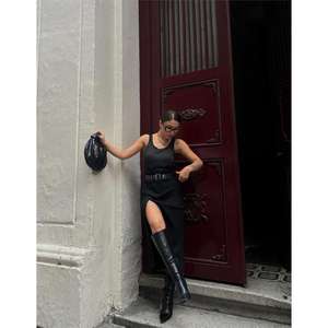 กระโปรงทรงดินสอผ้าหนังกลับมีดีเทลผ่าข้าง สีดำ สำหรับผู้หญิง เอวปกติ ทรงเข้ารูป - Product Image 1