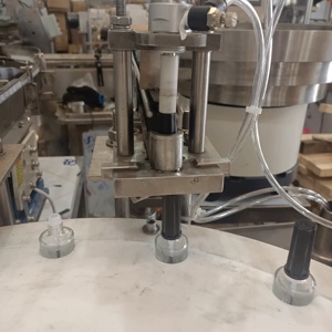 Linea di Produzione Automatica su Piccola Scala per Riempimento e Confezionamento di Smalto Gel, Macchina Rotativa per Riempimento e Tappatura di Bottiglie di Liquidi e Oli - Product Image 4