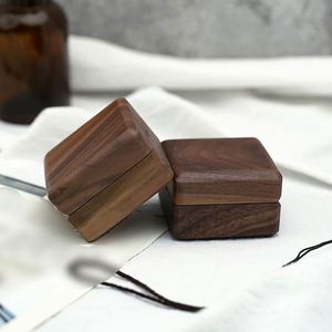 Boîte à bagues en bois de noyer personnalisée avec double fente, support carré pour bagues, idéale pour mariages et propositions de mariage - Product Image 6