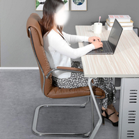 Chaise de réunion de bureau moderne et minimaliste en cuir noir avec base chromée pour salle de conférence et salle de conseil