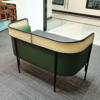 Ensemble de mobilier de restaurant commercial en cuir vert avec table et chaises à structure métallique pour la restauration
