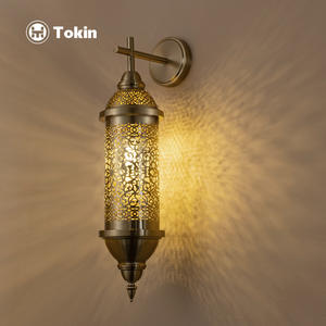 Lampe murale LED marocaine ajourée sculptée pour la décoration vintage de villas, restaurants, hôtels, gîtes et bars - Product Image 5