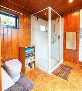 Casa prefabricada moderna para apartamentos Campamento de verano Hotel Estructura de acero a prueba de agua <span class=keywords><strong>Precio</strong></span> de fábrica Casa de troncos triangular - Product Image 5