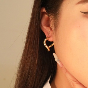 Pendientes de Aro Geométricos Grandes Irregulares de Acero Inoxidable con Baño de Oro de 18K, Resistentes al Deslustre, Diseño de Ola Fundida, para Mujer - Product Image 1