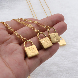 เครื่องประดับแฟชั่นสร้อยคอชุบทอง18K สำหรับผู้หญิงมีตัวอักษรภาษาอังกฤษแบบเก่ากุญแจล็อคสเตนเลส316L ออกแบบได้ตามต้องการ - Product Image 1