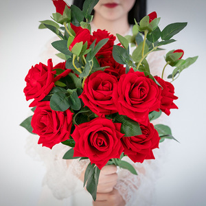 Rosas Artificiales Xin Xinyi de 3 Cabezas, Color Rojo Terciopelo, Tallo Único, Decoración para Bodas y Hogar, Flores para Piso - Product Image 2