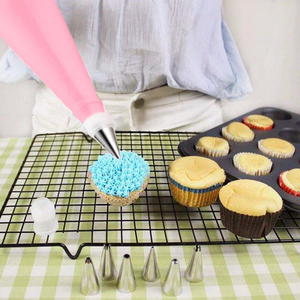 Kit de décoration de gâteaux professionnel de 116 pièces avec plateau tournant, embouts de pâtisserie, spatule en acier inoxydable, grattoir, outils de pâtisserie - Product Image 4