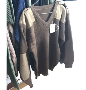 Pull kaki HBS25 avec écussons sur les épaules et les coudes pour homme et pull oversize - Product Image 1