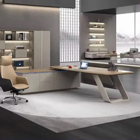 Bureau de direction moderne de style italien, mobilier de bureau de luxe, table de patron en forme de L avec grand meuble latéral, bureau de PDG