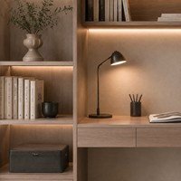 Armoires de bureau avec panneaux en chêne clair, rangements blanc chaud et bureau intégré avec étagères