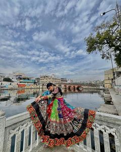 ทํางานชอลี่กับเลฮงก้าและชุดเลฮงก้าปัก ผู้ผลิตในอินเดียในราคาสมเหตุสมผลในราคาขายส่ง - Product Image 3