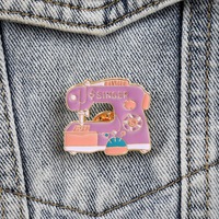 Épingles en gros Metalicos Creative Cartoon Métal Fée Broche Épingles Nouvelle Combinaison Goutte D'huile Machine À Coudre Épingle Badge Métal Artisanat