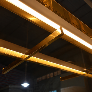 Moderno y Lujoso Exhibidor de Ropa Dorado con Luz LED, Soporte de Exhibición de Prendas para Boutique, Accesorio para Tienda Minorista - Product Image 4