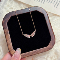 Collier Ailes d'Ange Vintage Scintillant Entièrement Sertie de Zircons pour Femme – Bijou de Luxe Haut de Gamme Élégant et Tendance, Accessoire Parfait au Quotidien