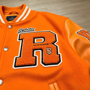 <span class=keywords><strong>Giacca</strong></span> Varsity Arancione da Uomo <span class=keywords><strong>Oversize</strong></span> con Lettere in Ciniglia, Multi Patch in Ciniglia e Ricami, Maniche in Ecopelle, <span class=keywords><strong>Giacca</strong></span> Bomber - Product Image 3