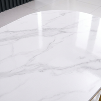 Table basse ovale élégante en marbre blanc avec base en grille verticale dorée et rangement pour suite de bureau de luxe