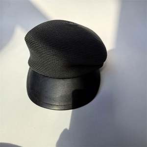 Chapeau Béret Tendance Femme Style Britannique Printemps-Été Protection Solaire en Cuir PU avec Bordure en Paille de Papier - Product Image 3