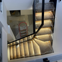 Escalier flottant en bois pour appartement préfabriqué au design moderne et épuré, avec marches en bois pour l'intérieur