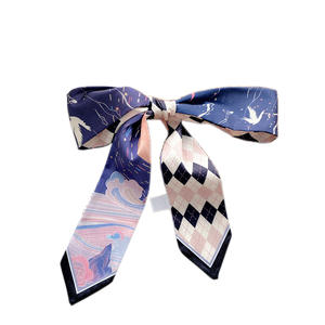 Banda de pelo larga lisa de satén de nuevo estilo multifuncional con patrón geométrico atado en un bolso banda de pelo para mujer - Product Image 1