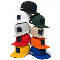 Casquette à visière plate perforée personnalisée OEM ODM avec patch logo en relief et étiquette latérale argentée pour les marques de streetwear de créateurs
