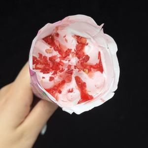 ไอศกรีมกรอบรสผลไม้แบบกำหนดเอง รสสตรอว์เบอร์รี ไอศกรีมแท่งช็อกโกแลต ของหวานไอศกรีมนุ่ม - Product Image 1