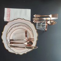 Nouvelle conception 175 pièces Assiettes en plastique rose - Assiettes roses avec couverts jetables dorés pour mariage et fête