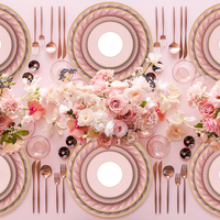 Service d'assiettes de luxe en porcelaine rose avec bord doré et motif géométrique triangulaire pour la décoration de table de mariage