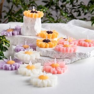 Bougie parfumée artisanale en cire de soja en forme de cylindre avec mini-fleur pour la Saint-Valentin, Noël, Diwali, cadeaux et faveurs de mariage - Product Image 4