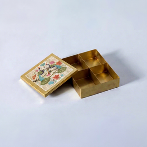 Caja de Recuerdos de Latón Hecha a Mano con Motivo de Pavo Real, Arte Meenakari, Caja Decorativa con Compartimentos, Organizador Multiusos Elegante y de Lujo - Product Image 1