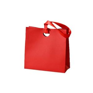 Sac cadeau en papier noir de qualité supérieure avec poignée en ruban, fabriqué sur mesure pour une image de marque de luxe et des événements exclusifs - Product Image 1
