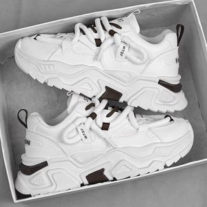 Baskets basses rétro sportives pour hommes, en maille, à lacets, blanches, surdimensionnées, respirantes, imperméables, antidérapantes, décontractées et légères - Product Image 1