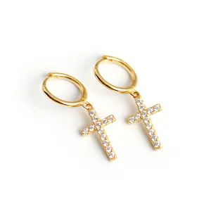 Vendita calda Christian Charm orecchini Huggie 925 argento placcato oro zircone pendenti croce orecchini a cerchio per donna