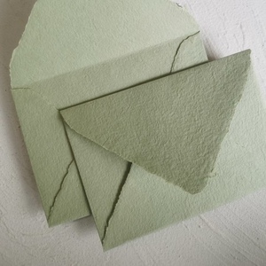 Sobres de Papel Periódico Hechos a Mano con Impresión Vainilla, Borde Desgarrado, Superficie Texturizada Blanca y Rosa, Estampado Dorado en Relieve, Logotipo Personalizado - Product Image 4