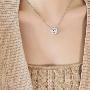 สร้อยคอจี้รูปหยดน้ำมันเคลือบทองคำพร้อมจี้ตัวอักษรทรงกลมแบบขายส่ง - Product Image 3