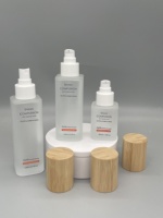 Flacon pulvérisateur en verre dépoli avec bouchon en bambou naturel écologique, flacon carré en verre avec bouchon en bois et pompe à pression