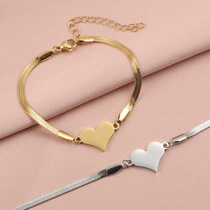 Bracciale con Catena a Serpente Placcato Oro 18K con Charm a Cuore in Acciaio Inossidabile Incidibile per Donne - Product Image 1