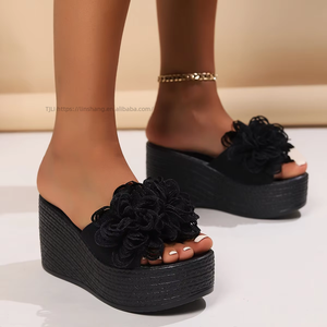 Sandalias de Tacón con Flores Rojas para Mujer, Chanclas Nuevas de Talla Grande con Luz Suave, Pantuflas de Playa para Verano y Primavera - Product Image 1