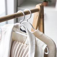 SB TECH Robuster, gekerbter Kleiderhaken aus glänzendem, umweltfreundlichem PP-Kunststoff, moderner, multifunktionaler Kleiderorganizer, Wandmontage für den Kleiderschrank