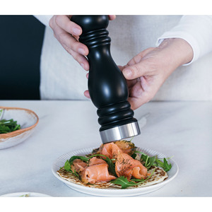 Macinapepe nero con base e coperchio in acciaio inossidabile, macina spezie manuale da 8 pollici per uso in cucina - Product Image 2