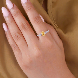 Anillo de Diamantes Cultivados en Laboratorio, Color Amarillo, Corte Ovalado, Certificado IGI, con Tres Diamantes, Piedras Laterales en Baguette Cónicas, Banda con Micro Pavé, Estilo Minimalista - Product Image 1