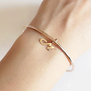 Bracciale gioiello personalizzato fatto a <span class=keywords><strong>mano</strong></span> con iniziali bracciale perla d'oro braccialetto conchiglia con fiore d'oro - Product Image 4