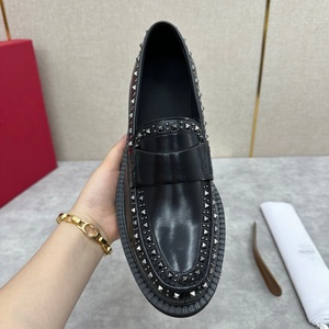 Chaussures décontractées pour hommes en cuir neuves et personnalisées de luxe, avec des rivets tendance et des chaussures en cuir décontractées - Product Image 4