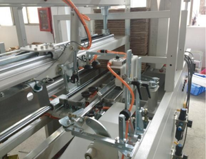 Emballageur de cartons dans une machine d'emballage de boîtes de conserve pour les entreprises alimentaires, déballageur et emballageur de cartons et scellant avec système de chargement latéral - Product Image 4