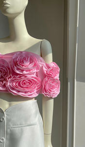 Vente en gros d'ensemble moderne 2 pièces pour femmes, haut à épaules dénudées avec broderie florale 3D, short taille haute, style Coshe Alice, fabriqué en tissu doux - Product Image 4