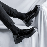 Chaussures décontractées pour hommes à enfiler en microfibre brillante à bout pointu, semelle extérieure en caoutchouc, approvisionnement direct pour les magasins de détail ; livraison directe