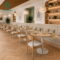 Meubles de restaurant Ron Group Cafe, table ronde en bois, banquettes en tissu, chaise en bois massif moderne et commerciale.