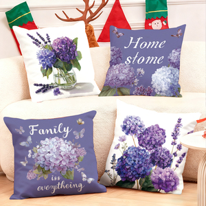 Bantal hias bunga hydrangea menghiasi ruang tamu yang nyaman dengan kaus kaki Natal dan tanduk rusa yang meriah. - Product Image 1