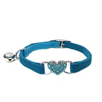 Colliers pour petits animaux de compagnie en gros, MOQ faible, colliers pour chats en flanelle de couleur unie avec accessoires en forme de cœur